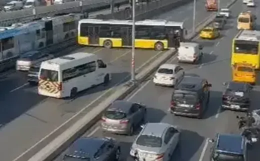 Esenyurt’ta İETT Otobüsü Kazası: D-100 Kara Yolu Trafiği Kilitlendi